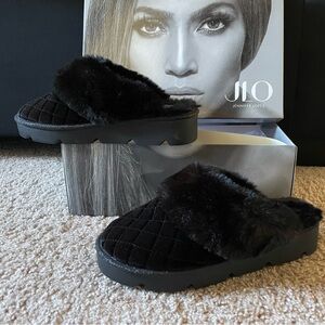 Jennifer Lopez black slippers with “furry” lining inside.